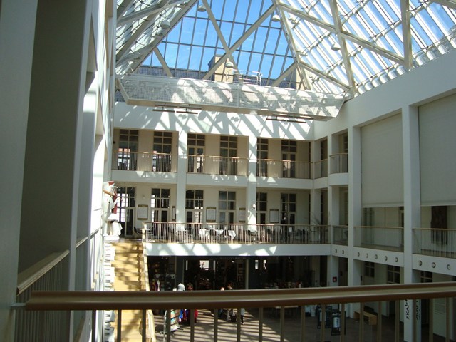 2階の回廊から一階入口方面を眺める。